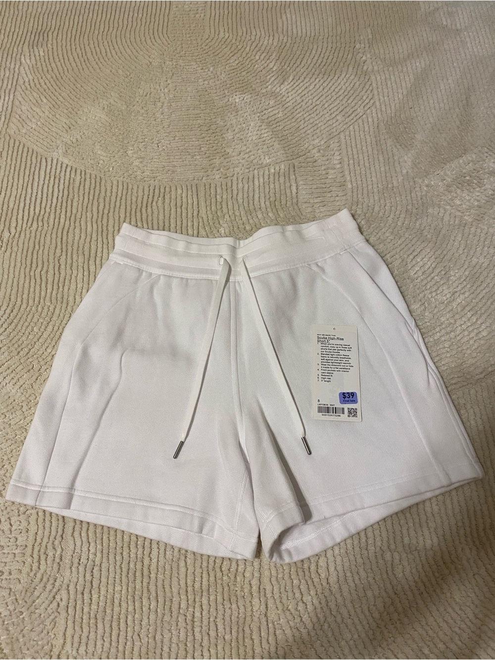 Lululemon Size 8 White Scuba High Rise 5" Short in New Condition